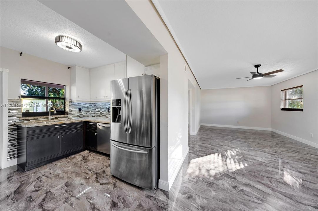 For Sale: $399,900 (2 beds, 1 baths, 870 Square Feet)