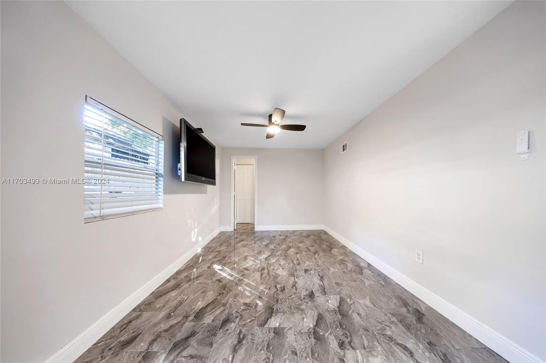 For Sale: $399,900 (2 beds, 1 baths, 870 Square Feet)