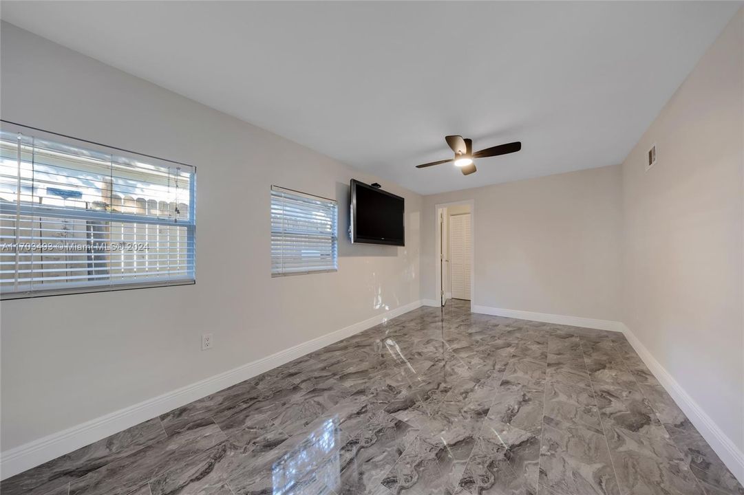 For Sale: $399,900 (2 beds, 1 baths, 870 Square Feet)