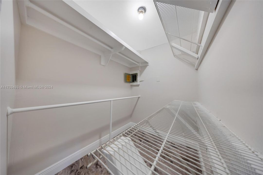 For Sale: $399,900 (2 beds, 1 baths, 870 Square Feet)