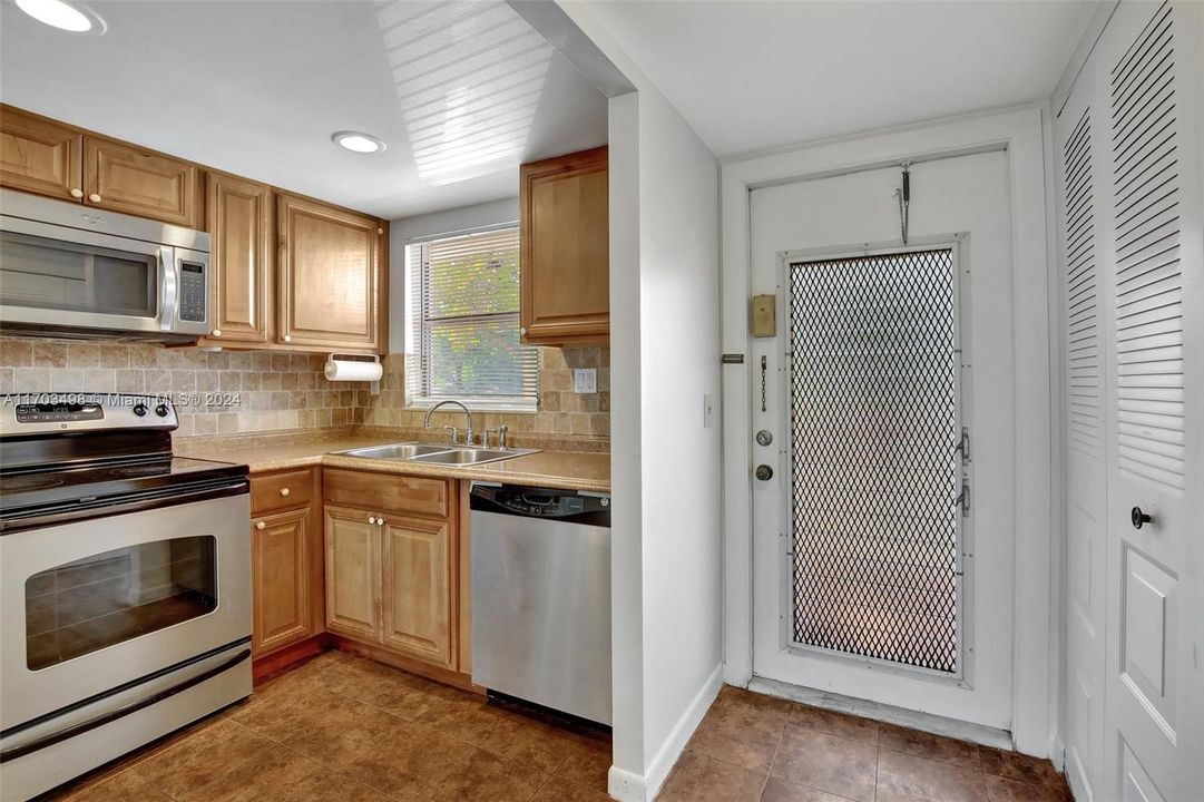 For Sale: $150,000 (2 beds, 2 baths, 850 Square Feet)