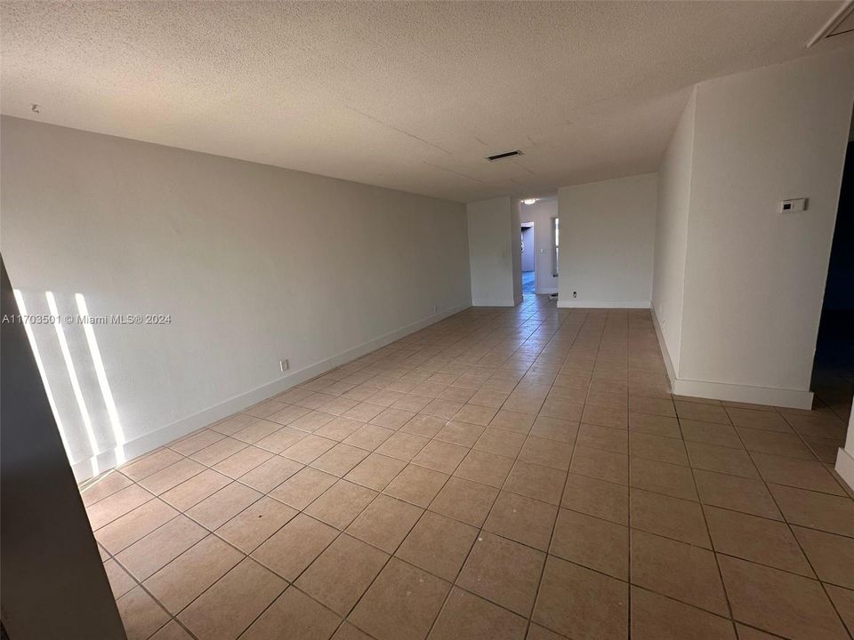 For Rent: $1,750 (2 beds, 1 baths, 3570 Square Feet)