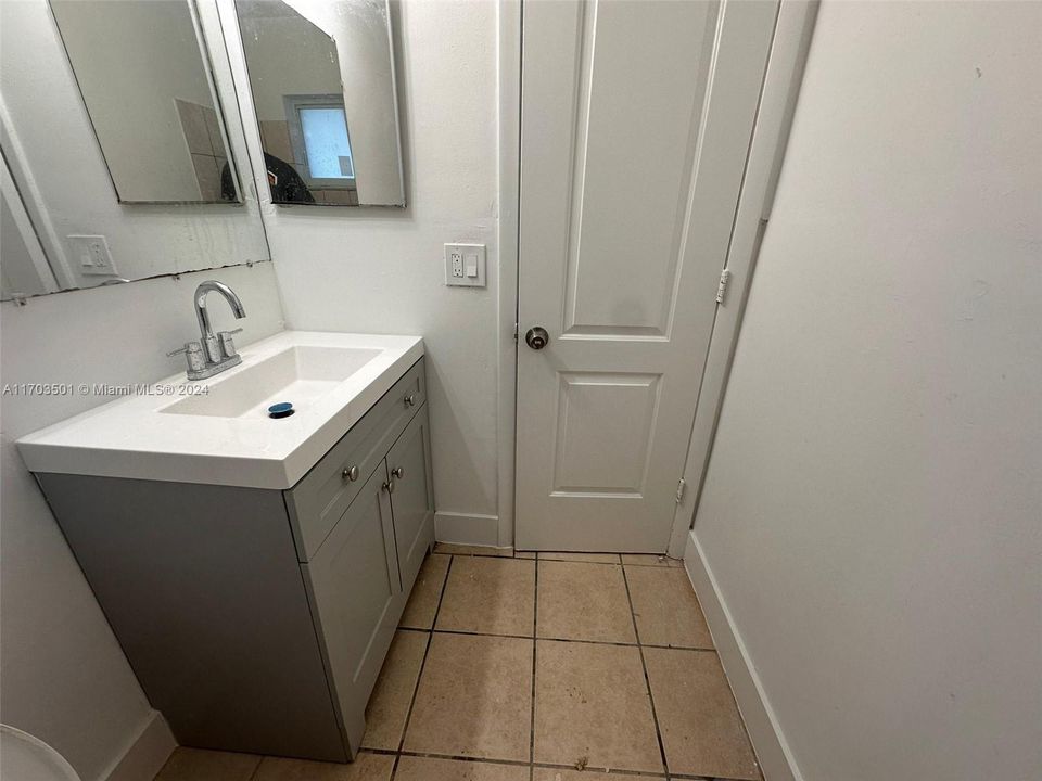 For Rent: $1,750 (2 beds, 1 baths, 3570 Square Feet)