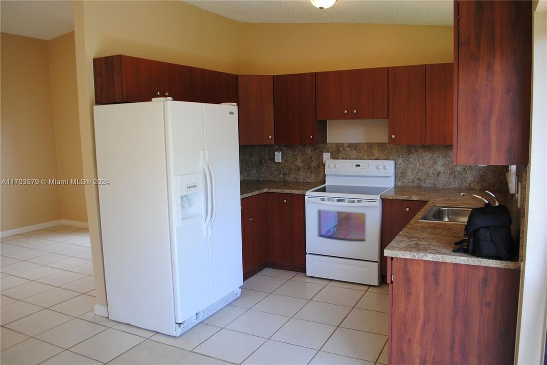 For Sale: $283,999 (2 beds, 2 baths, 964 Square Feet)