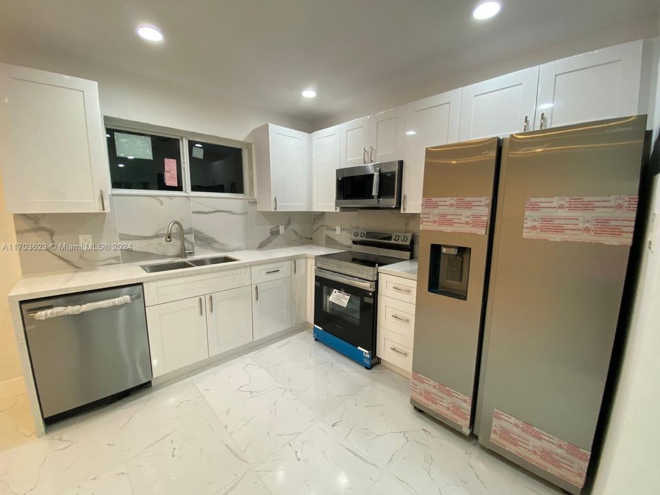 For Sale: $345,000 (2 beds, 1 baths, 820 Square Feet)