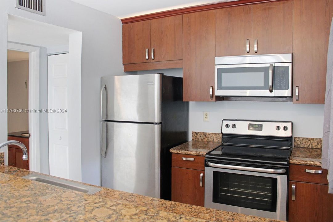 Active With Contract: $1,850 (2 beds, 1 baths, 770 Square Feet)