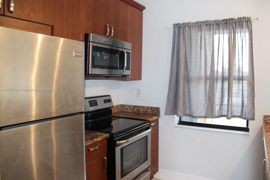 Active With Contract: $1,850 (2 beds, 1 baths, 770 Square Feet)