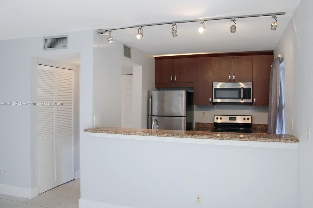 Active With Contract: $1,850 (2 beds, 1 baths, 770 Square Feet)