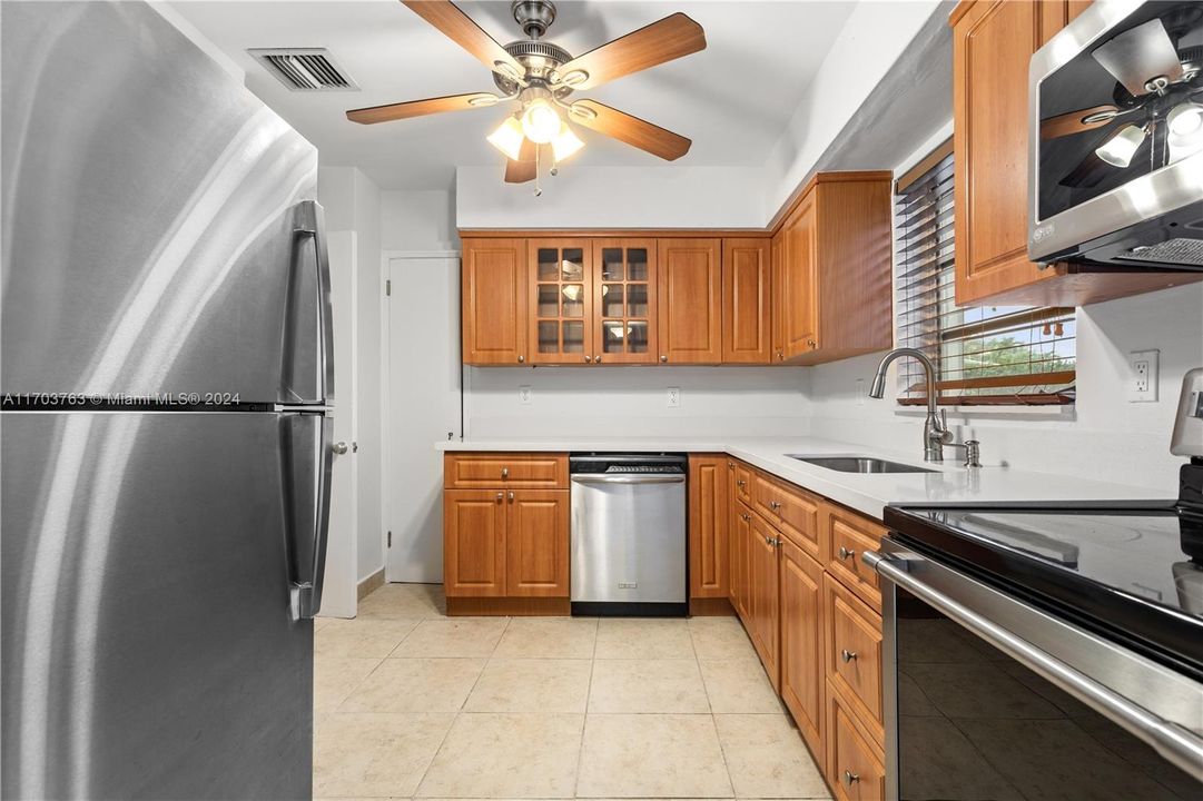 Active With Contract: $4,800 (2 beds, 2 baths, 1465 Square Feet)