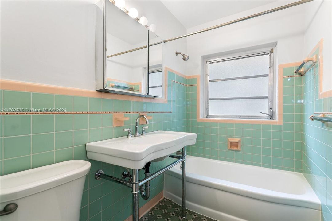 Active With Contract: $4,800 (2 beds, 2 baths, 1465 Square Feet)