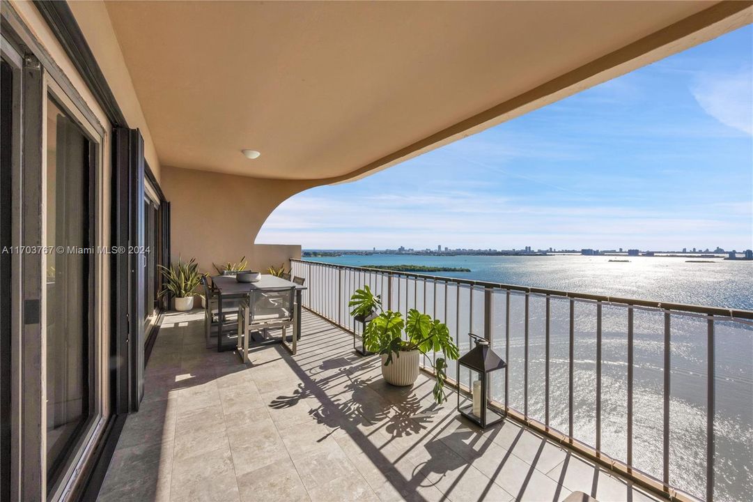 For Sale: $699,000 (2 beds, 2 baths, 1950 Square Feet)