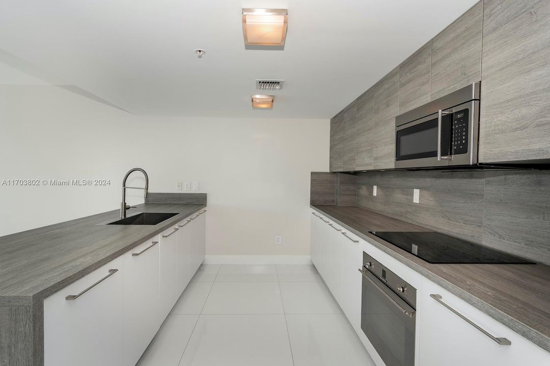 For Sale: $1,100,000 (3 beds, 2 baths, 1705 Square Feet)