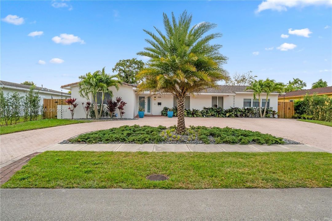 For Sale: $950,000 (5 beds, 2 baths, 3978 Square Feet)