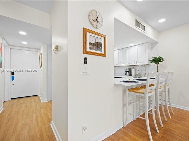 Sunny bright condo, eat in kitchen bar area all redone