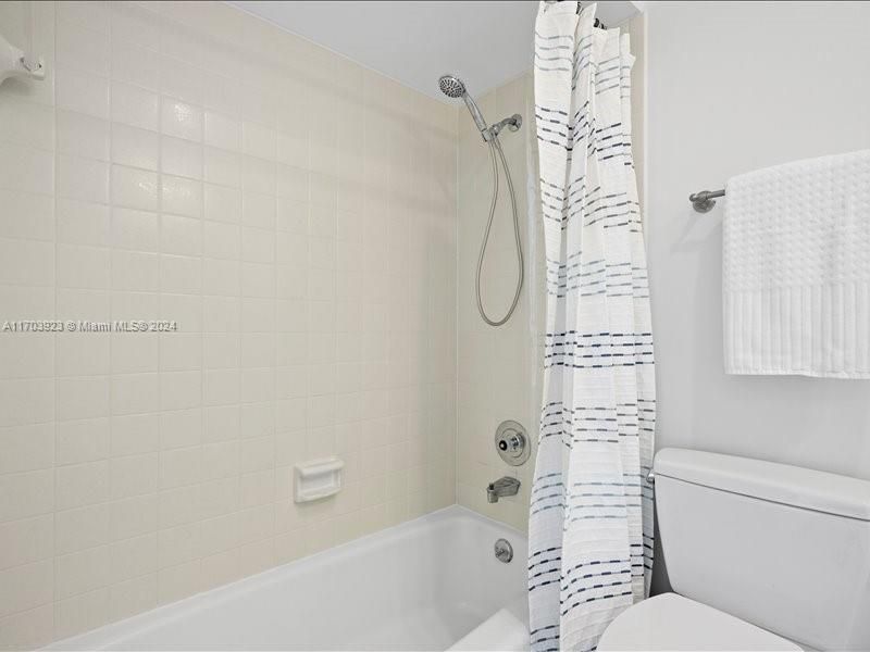 Tub/shower in the MasterBathroom