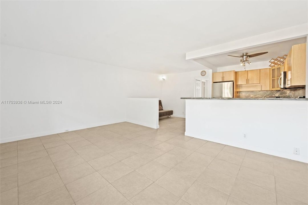 For Sale: $130,000 (1 beds, 1 baths, 811 Square Feet)