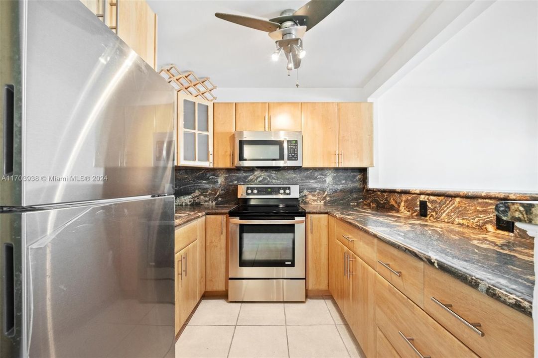 For Sale: $130,000 (1 beds, 1 baths, 811 Square Feet)