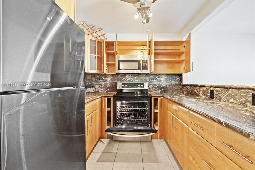 For Sale: $130,000 (1 beds, 1 baths, 811 Square Feet)