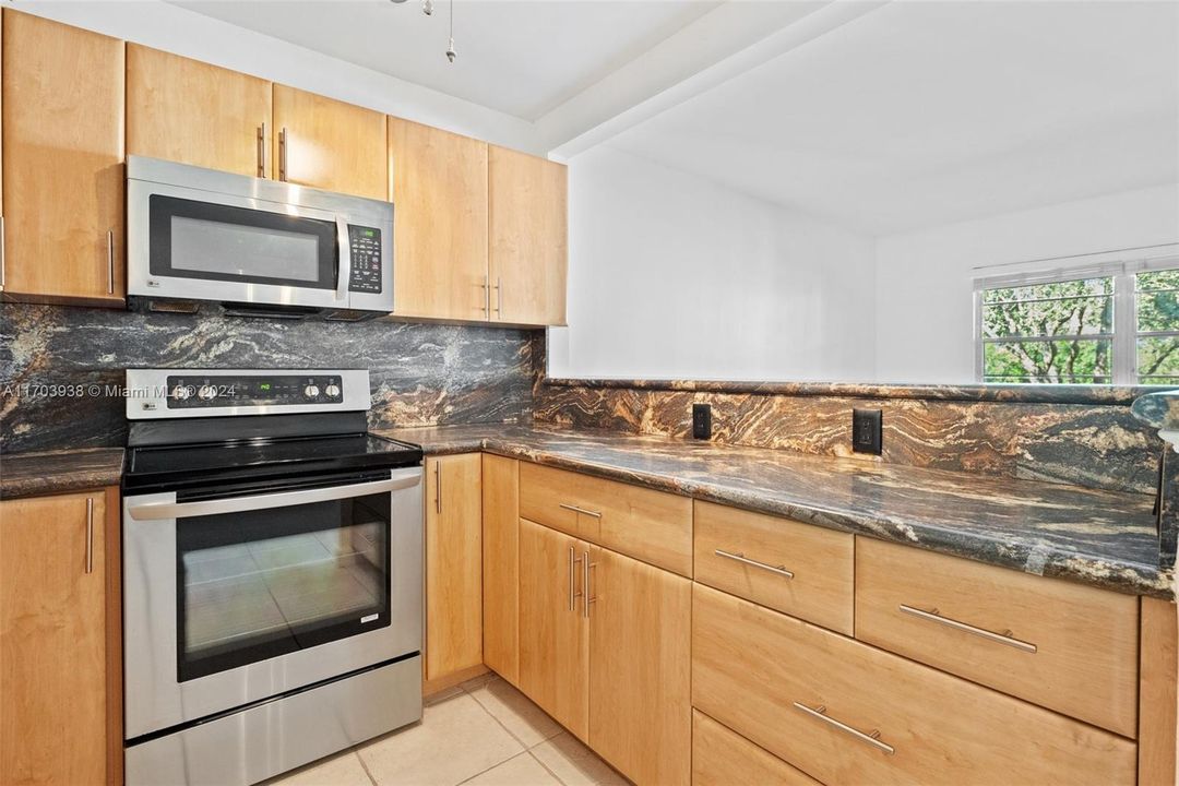 For Sale: $130,000 (1 beds, 1 baths, 811 Square Feet)