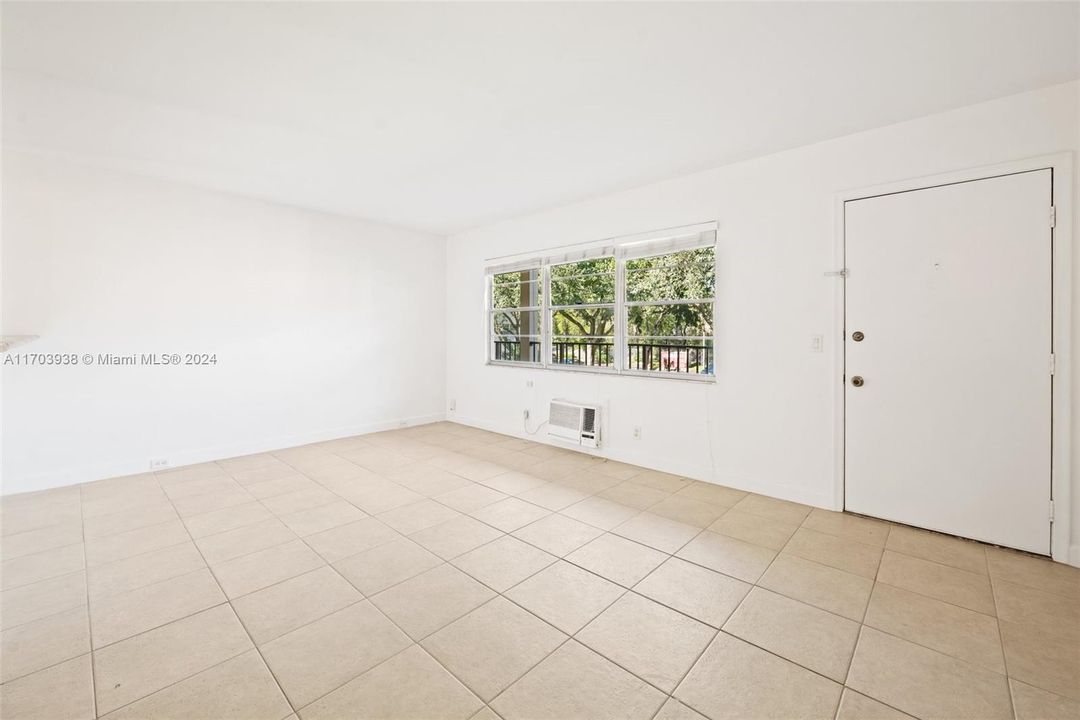 For Sale: $130,000 (1 beds, 1 baths, 811 Square Feet)