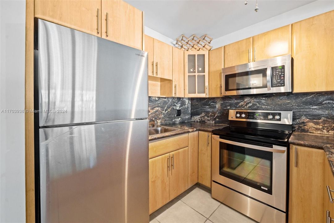 For Sale: $130,000 (1 beds, 1 baths, 811 Square Feet)