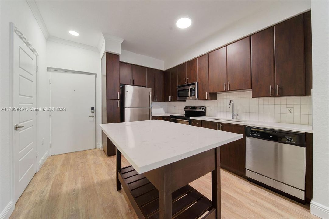 Active With Contract: $2,077 (1 beds, 1 baths, 857 Square Feet)