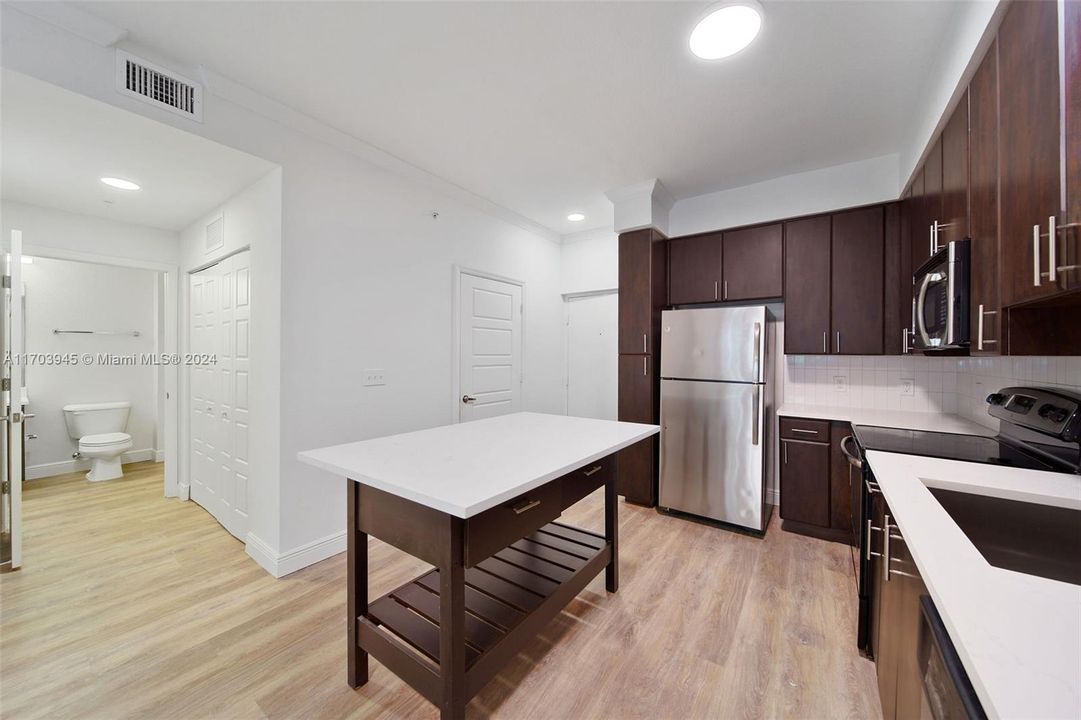 Active With Contract: $2,077 (1 beds, 1 baths, 857 Square Feet)