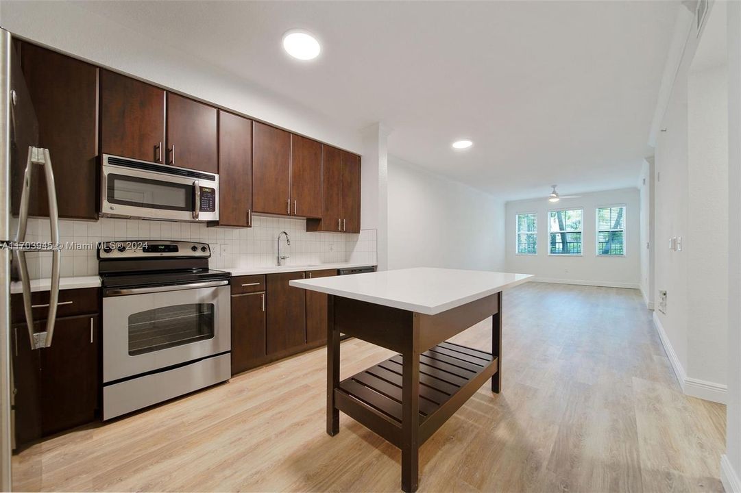 Active With Contract: $2,077 (1 beds, 1 baths, 857 Square Feet)