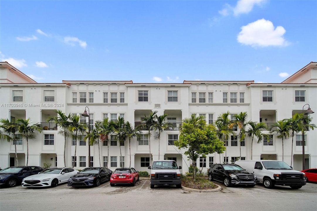 Active With Contract: $2,077 (1 beds, 1 baths, 857 Square Feet)