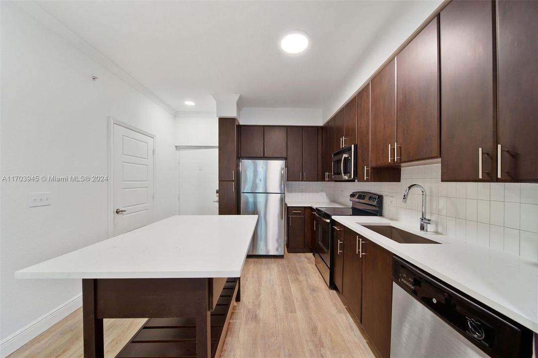 Active With Contract: $2,077 (1 beds, 1 baths, 857 Square Feet)