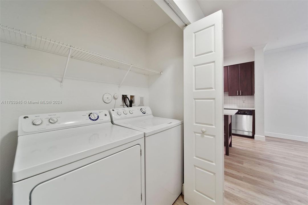 Active With Contract: $2,077 (1 beds, 1 baths, 857 Square Feet)