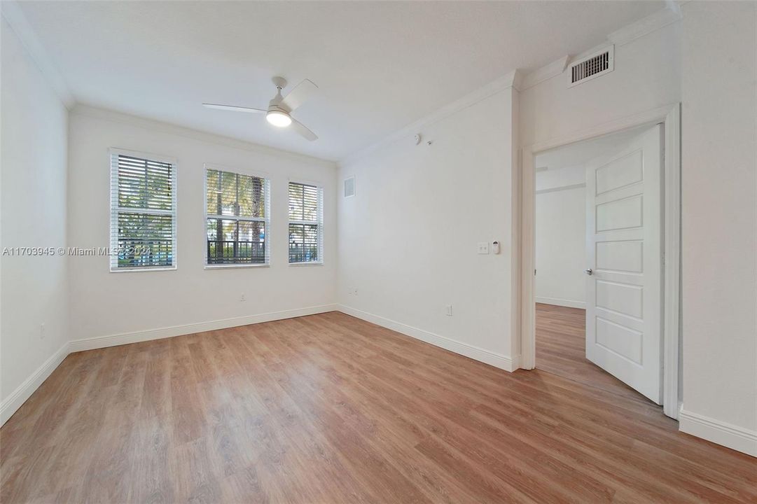 Active With Contract: $2,077 (1 beds, 1 baths, 857 Square Feet)