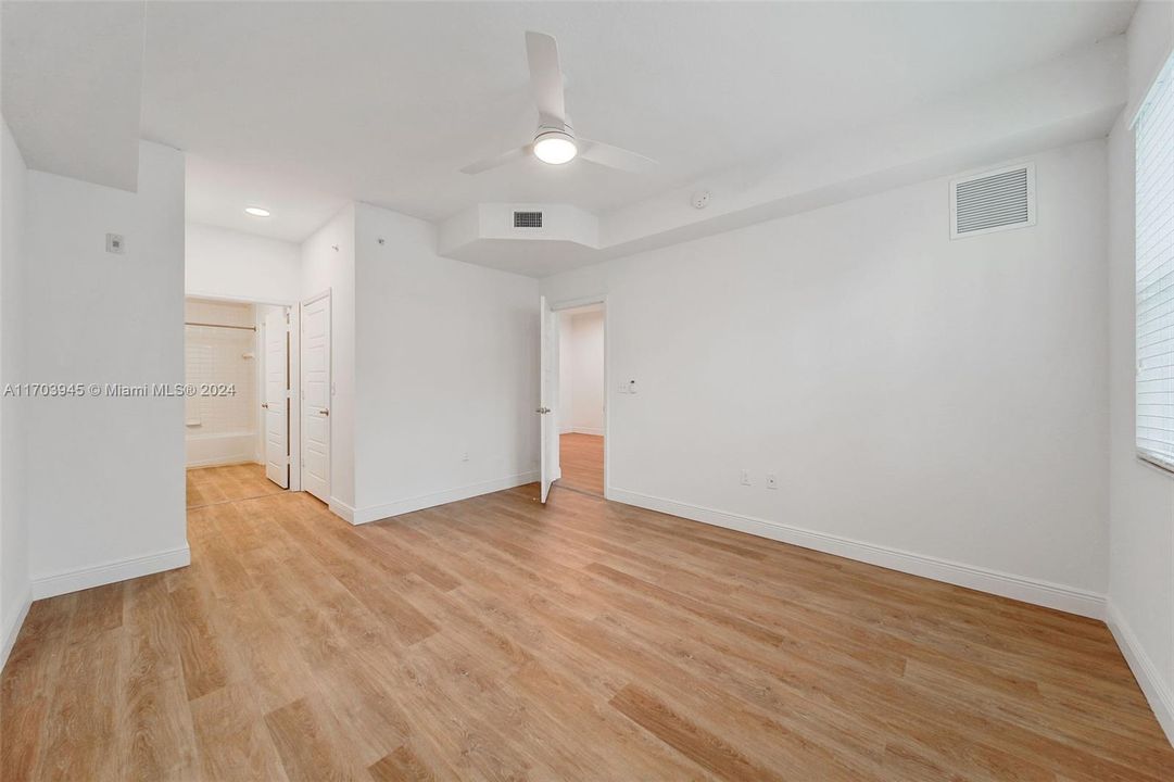 Active With Contract: $2,077 (1 beds, 1 baths, 857 Square Feet)