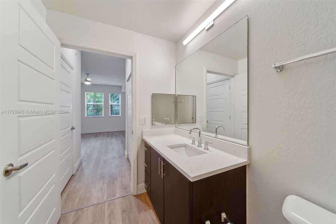 Active With Contract: $2,077 (1 beds, 1 baths, 857 Square Feet)