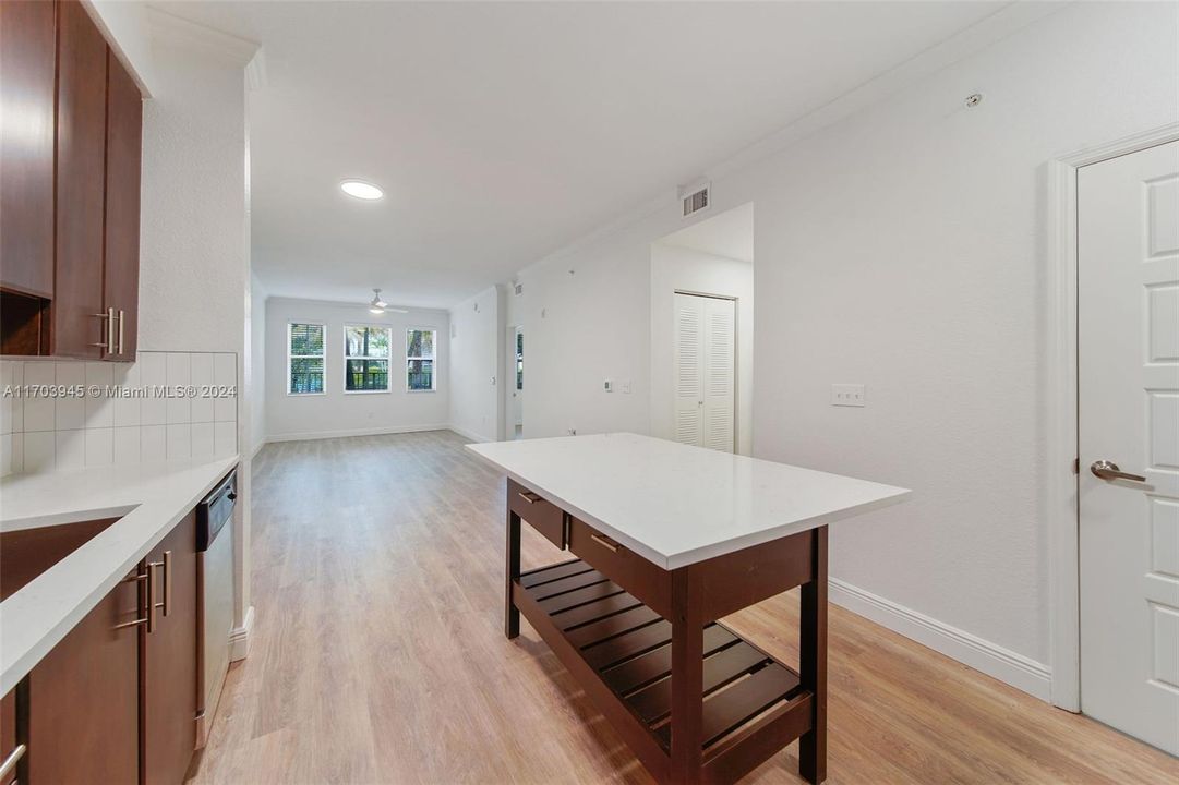 Active With Contract: $2,077 (1 beds, 1 baths, 857 Square Feet)