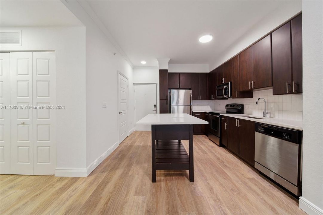 Active With Contract: $2,077 (1 beds, 1 baths, 857 Square Feet)