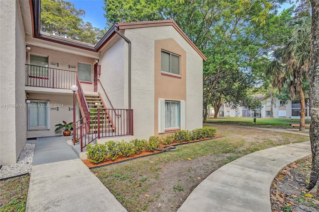 For Sale: $363,500 (2 beds, 2 baths, 1224 Square Feet)