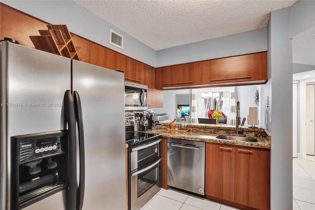 For Sale: $363,500 (2 beds, 2 baths, 1224 Square Feet)