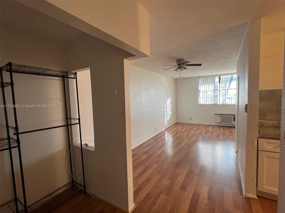 For Rent: $1,300 (1 beds, 1 baths, 475 Square Feet)