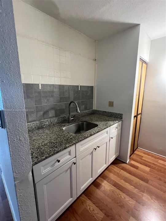 For Rent: $1,300 (1 beds, 1 baths, 475 Square Feet)