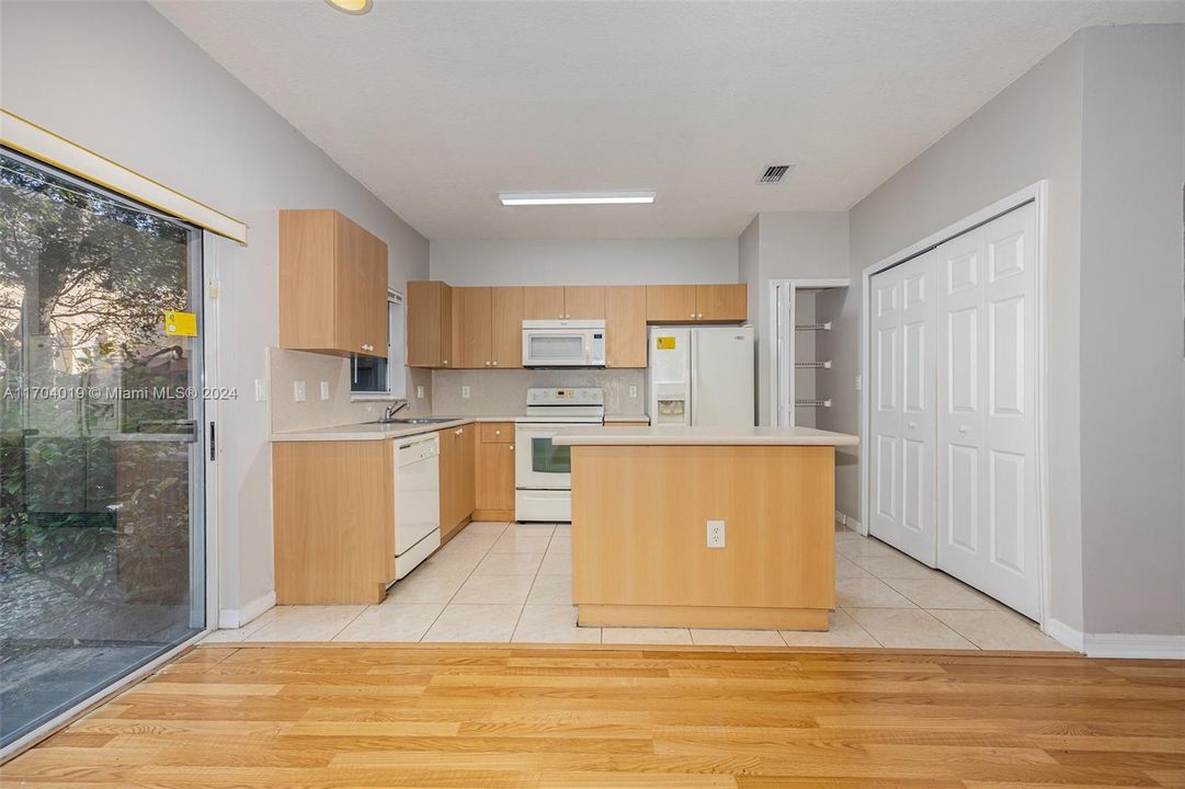 For Sale: $288,500 (2 beds, 2 baths, 1166 Square Feet)