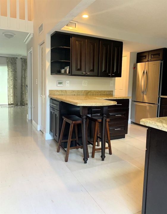 Active With Contract: $2,975 (2 beds, 1 baths, 1380 Square Feet)