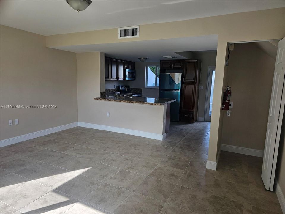 Active With Contract: $2,075 (2 beds, 1 baths, 1114 Square Feet)