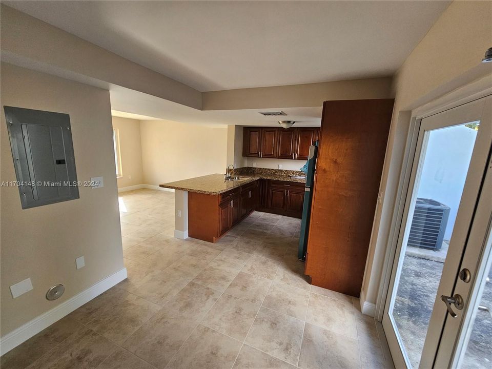 Active With Contract: $2,075 (2 beds, 1 baths, 1114 Square Feet)