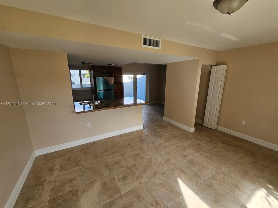 Active With Contract: $2,075 (2 beds, 1 baths, 1114 Square Feet)