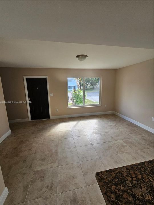 Active With Contract: $2,075 (2 beds, 1 baths, 1114 Square Feet)