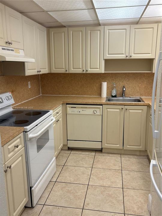 For Sale: $215,000 (1 beds, 1 baths, 870 Square Feet)