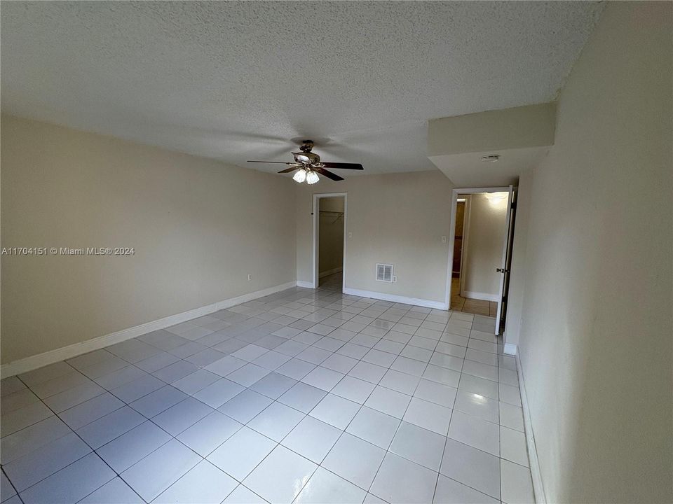 For Sale: $215,000 (1 beds, 1 baths, 870 Square Feet)