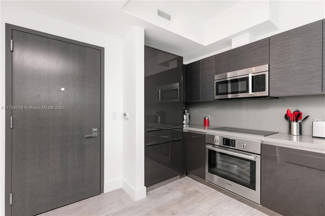 For Sale: $699,000 (1 beds, 1 baths, 830 Square Feet)