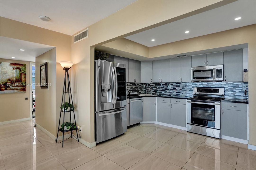 For Sale: $399,500 (2 beds, 2 baths, 1188 Square Feet)